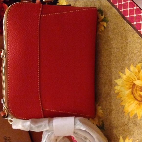 NEW! Dooney & Bourke Pebble Grain Leather Crossbody bag - Picture 2 of 10